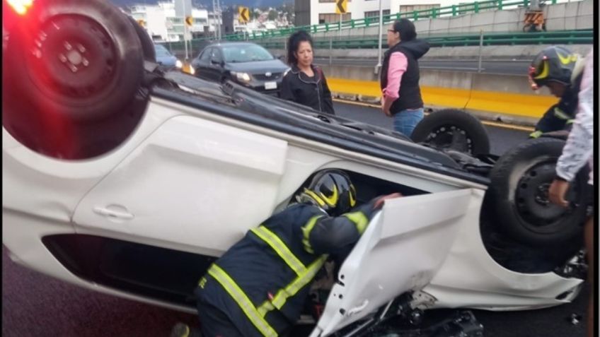 Una mujer vuelca su automóvil en el segundo piso del Periférico