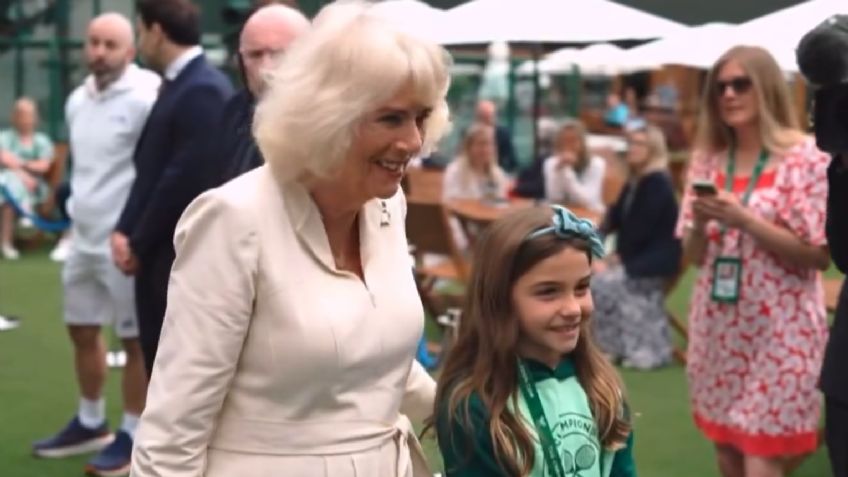 Reina Camila saluda a la hija del tenista mexicano Santiago González en Wimbledon