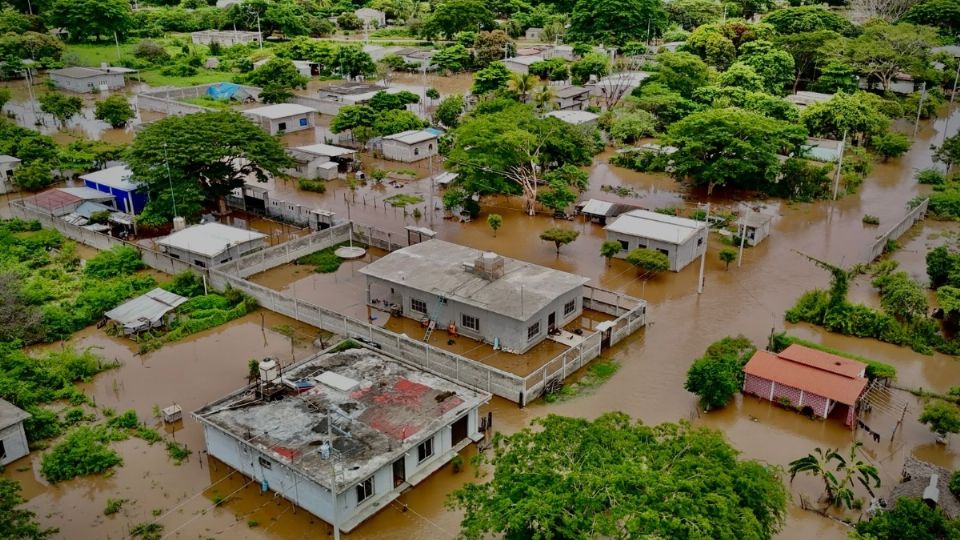 La corriente fuerte del río rompió el bordo de contención.