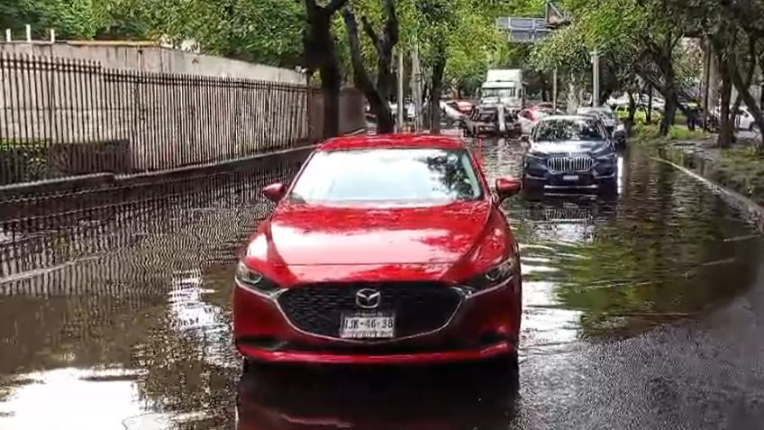 Encharcamientos tras fuertes lluvias dejan varios autos varados en Viaducto Tlalpan y Periférico