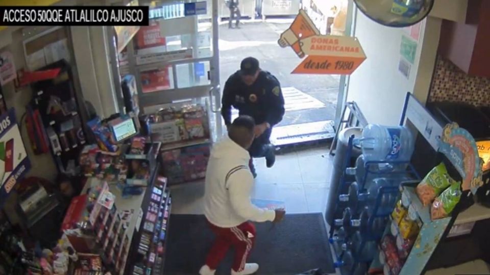 Revelan el momento exacto de la pelea entre un policía y un ladrón de OXXO