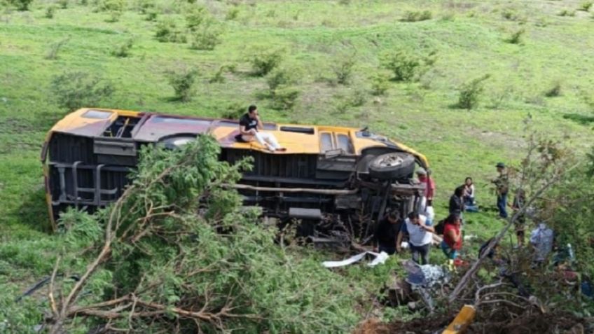 Choque de camión de pasajeros se salda con dos muertos y 46 heridos