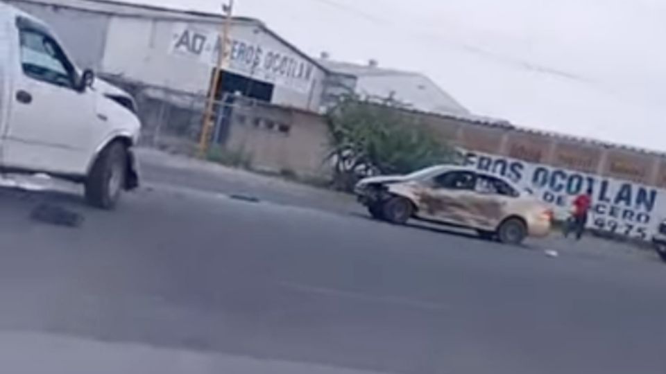 Dos delincuentes provocan fuerte accidente tras robar un Oxxo.