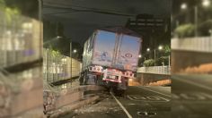 Se accidenta camión cargado de jabón en San Antonio Abad