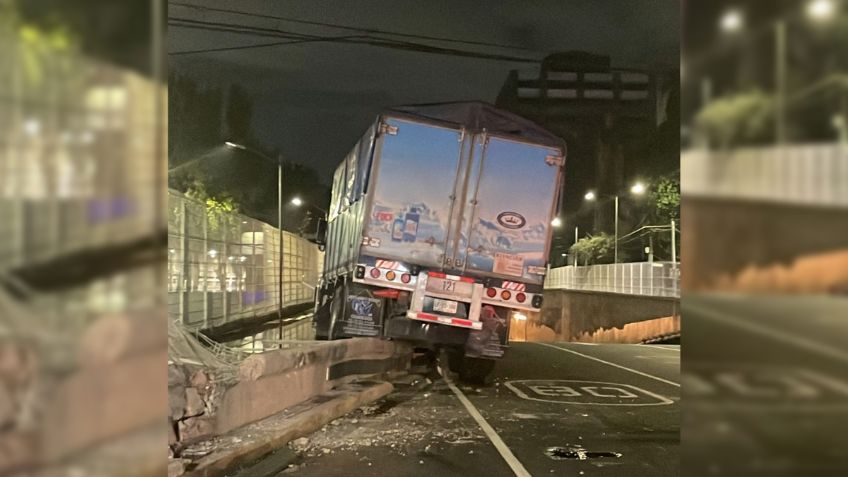 Se accidenta camión cargado de jabón en San Antonio Abad