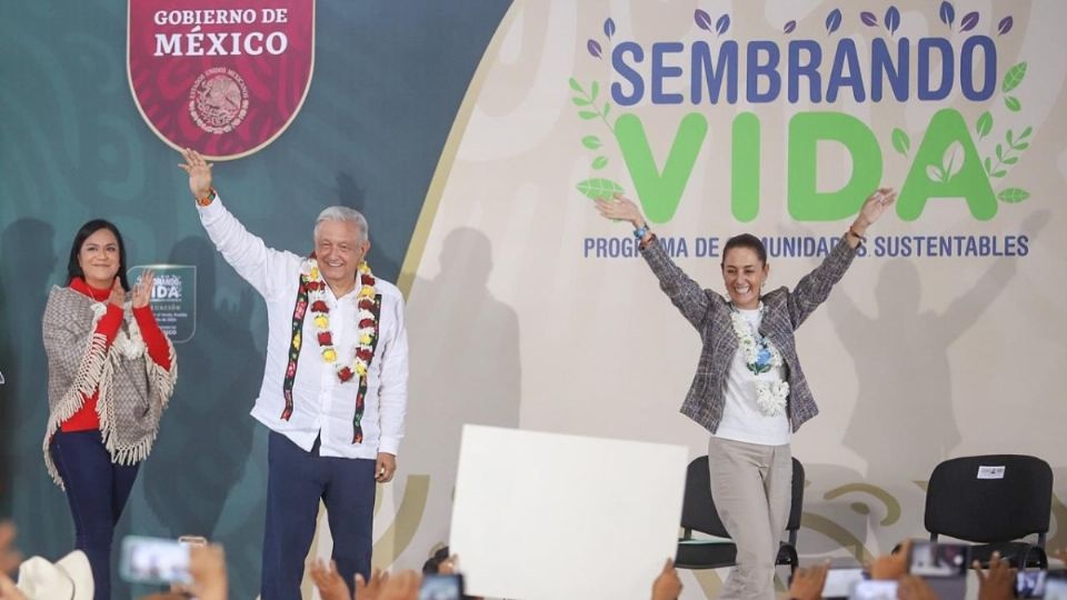 “Estamos viviendo un momento excepcional al caminar el país en esta transición de la mano del mejor Presidente que ha tenido nuestro país, Andrés Manuel López Obrador”, celebró Claudia Sheinbaum