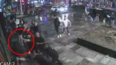 VIDEO: Por no dar propina, golpean a hombre afuera de un bar de Puebla