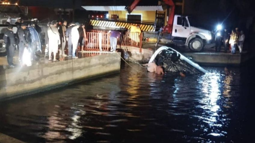 IMÁGENES FUERTES: Mueren ahogados 7 jóvenes al caer su camioneta en un río; festejaban el fin del ciclo escolar