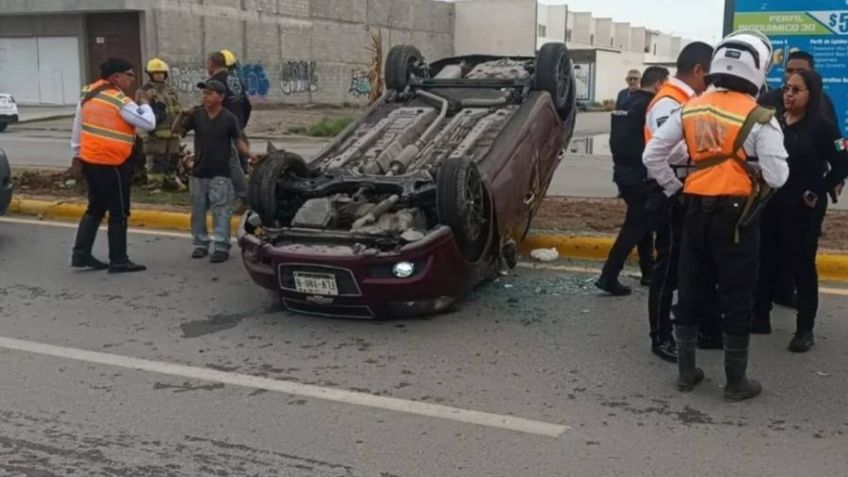 Mujer sufre convulsiones mientras maneja y termina volcando su automóvil en Torreón