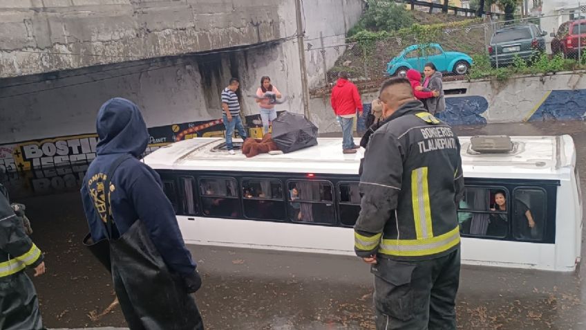 Rescatan a 35 pasajeros de autobús atrapado por inundación en bajo puente de Tlalnepantla