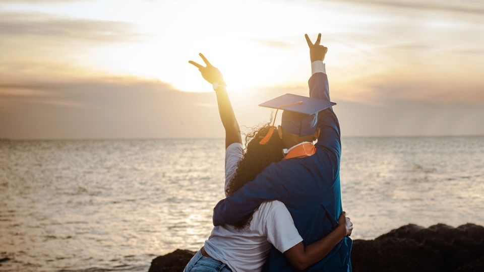 Mientras los nuevos graduados celebran sus logros académicos, enfrentan ahora el desafío de establecer una base financiera sólida