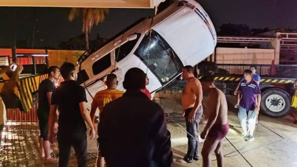 Sacan camioneta de río en Veracruz con los cuerpos de los jóvenes dentro