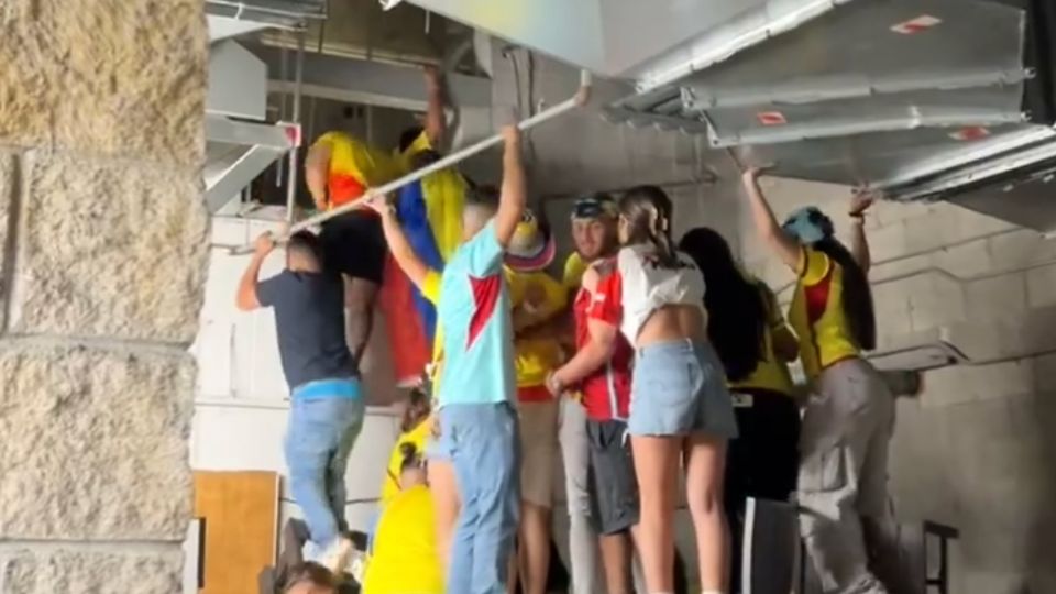 Cerca de 15 aficionados colombianos sin boleto se colaron por la ventilación del estadio.