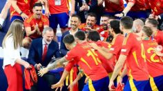 La princesa Leonor y la infanta Sofía sostienen la copa tras la victoria de la selección española en la Eurocopa