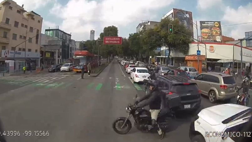 Motociclista invadió carril confinado