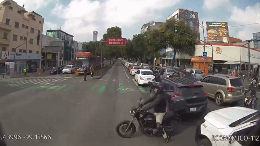 Captan momento en que Metrobús de línea 1 frena de emergencia para no atropellar a un motociclista: VIDEO