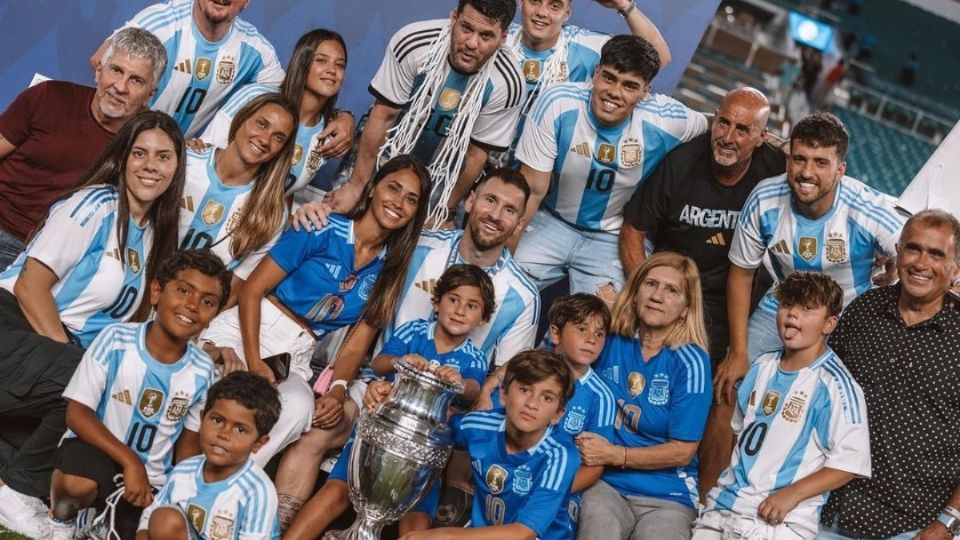 Messi celebró acompañado de toda su familia el nuevo título de CONMEBOL