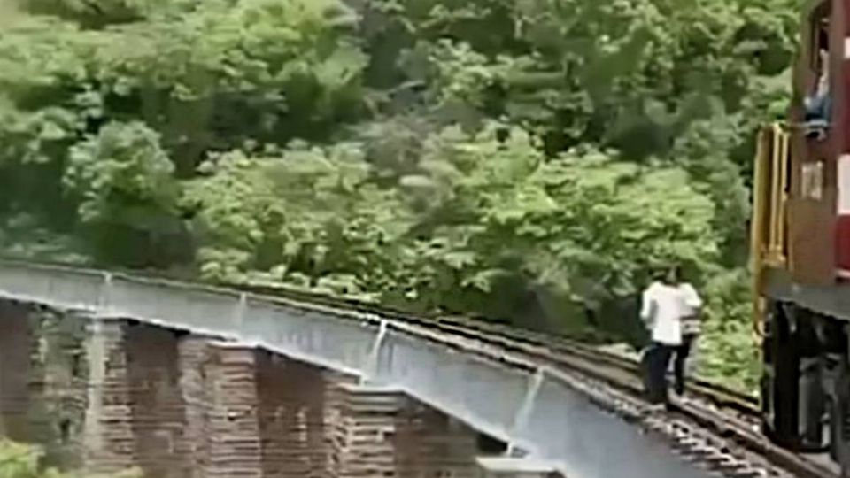 La pareja saltó tras ver el ferrocarril.