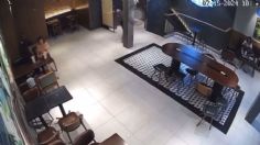 IMÁGENES IMPACTANTES: hombre apuñala a su pareja en una cafetería