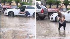 VIDEO: sujeto hace maniobras de escapismo con tal de no mojarse sus tenis al bajar del auto