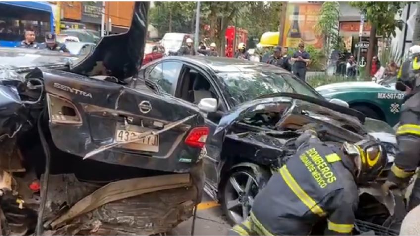 Mujer queda prensada tras aparatoso choque de autos en la Miguel Hidalgo