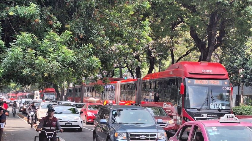 Bloqueo frente a Conagua colapsa la circulación en Insurgentes Sur; reportan afectaciones en Metrobús de Línea 1