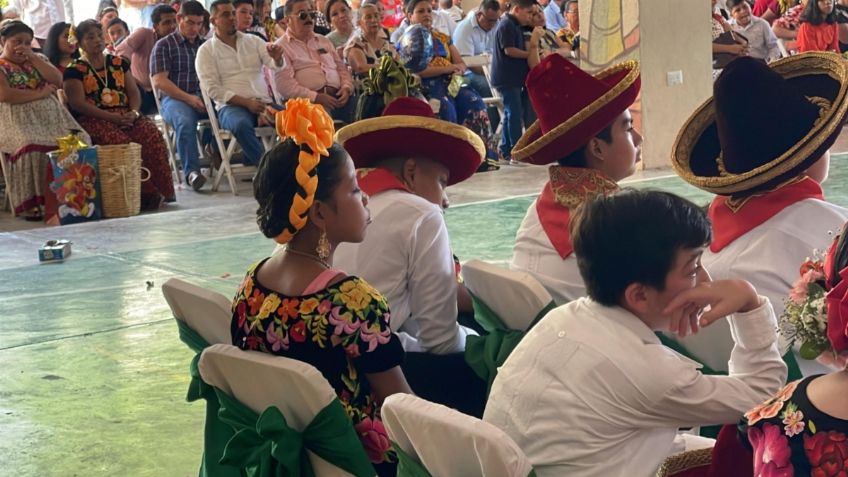 Oaxaca: Jocelyn, la primera niña migrante recibe su certificado de educación primaria