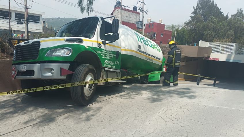 Pipa de gas se hunde en condominio de Atizapán de Zaragoza deja 5 heridos, no hubo explosión