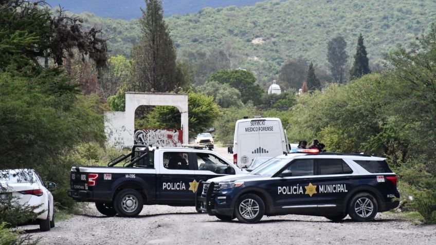 Hallan cuerpo sin vida y con huellas de violencia al interior de una camioneta sin placas