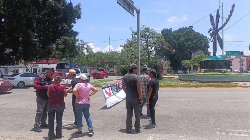 Bloqueo en Oaxaca de Juárez: vecinos exigen la reparación de una calle, lleva 2 décadas en el olvido