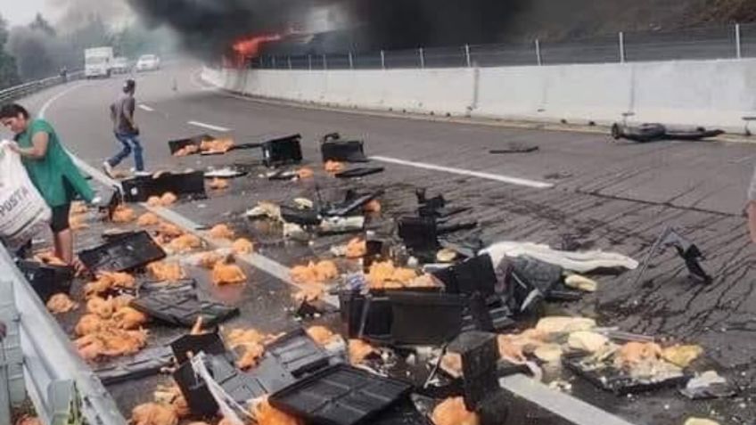 Accidente en autopista Perote-Xalapa: camión de pollos vuelca y se incendia