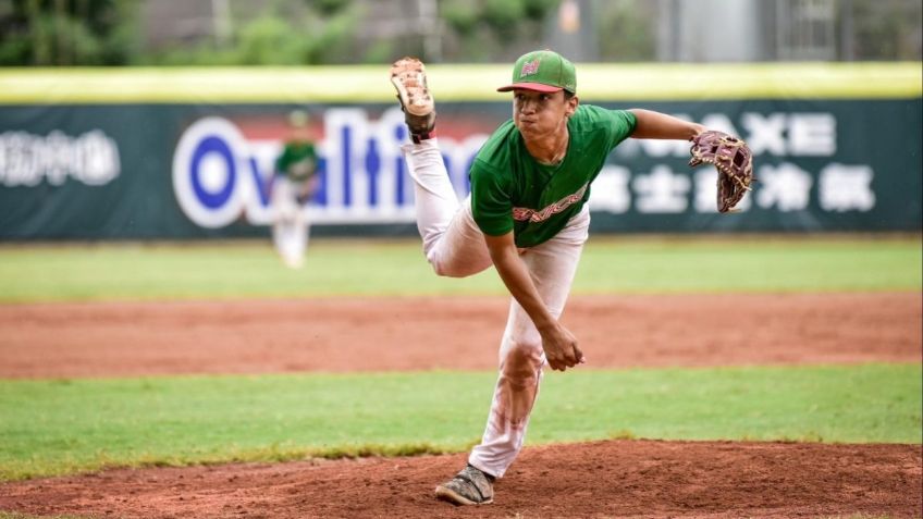 Ezequiel Rivera de 14 años firma con los Dodgers y llama a su mamá para darle la noticia, "esto va dedicado para ti"