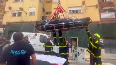 Bomberos mueven con grúa y a través del balcón a hombre de 300 kilos que necesitaba ir al médico