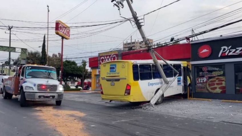 VIDEO: autobús de pasajeros arrasa Oxxo en Edomex; hay 14 heridos