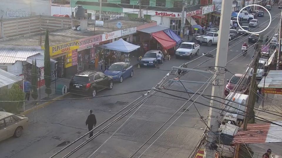 momento en que camión de volteo atropella a peatón