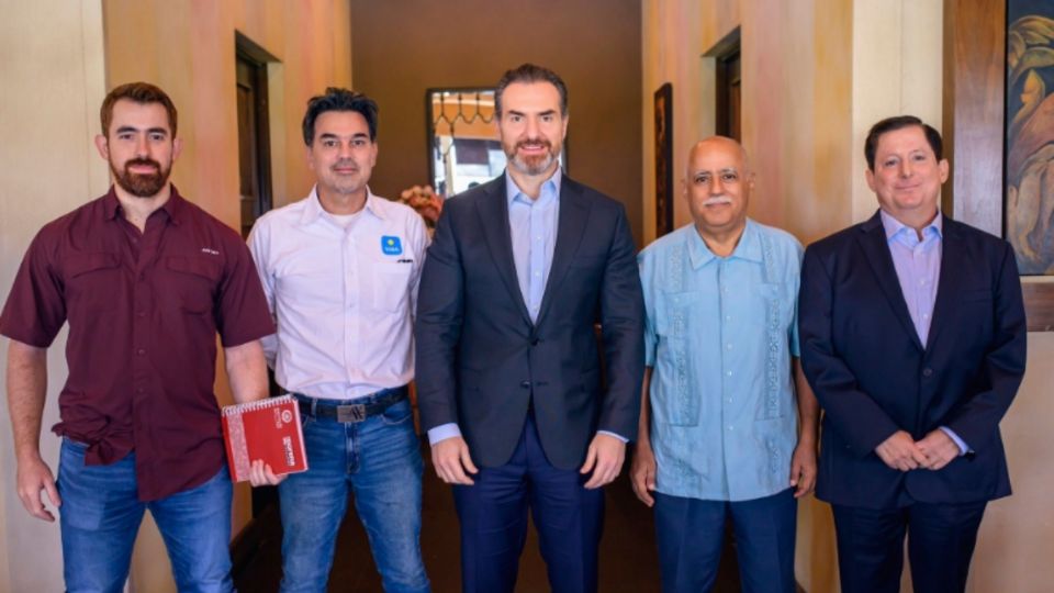 Al encuentro acudieron Patricio Zambrano, de Vida Nuevo León, Mauricio Cantú, de Moren, Ranulfo Martínez, del Partido del Trabajo y Adalberto Madero, de Esperanza Social