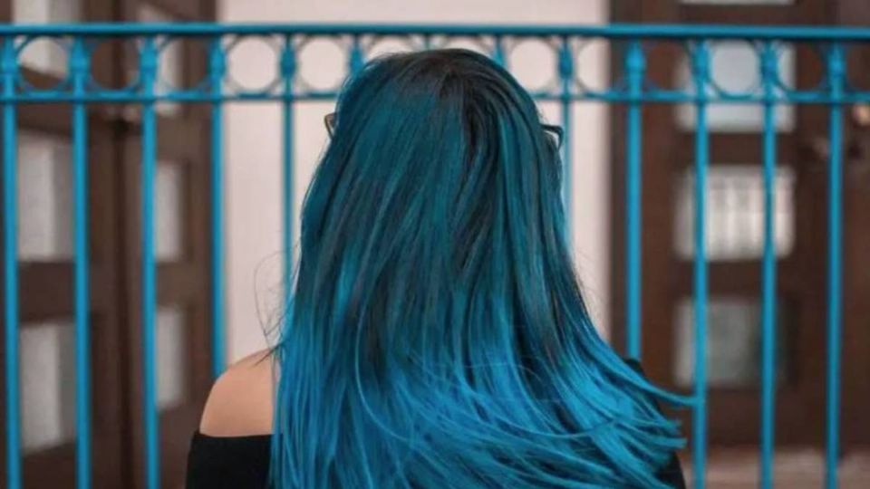 ¿Se puede ir con el pelo pintado y largo?