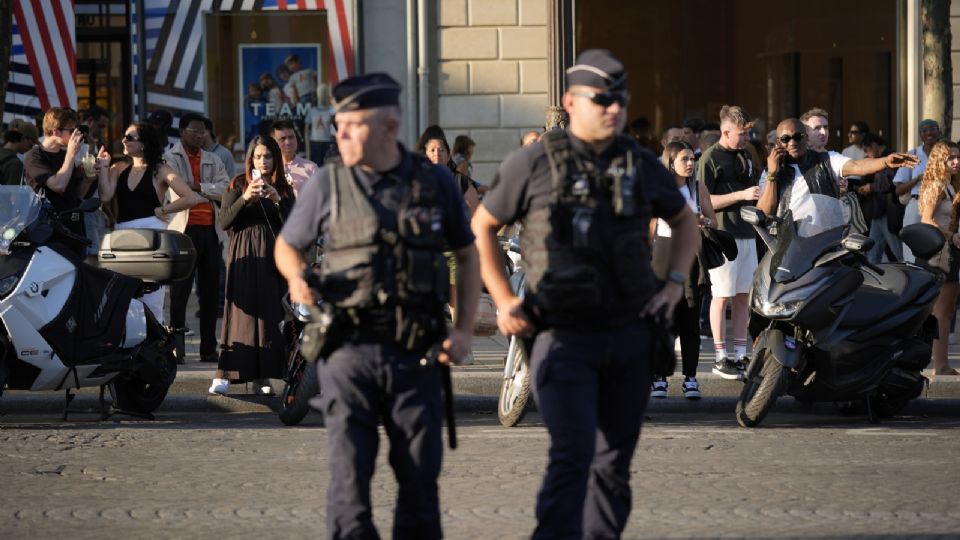 Policías atienden la emergencia después de que un elemento fuera apuñalado.