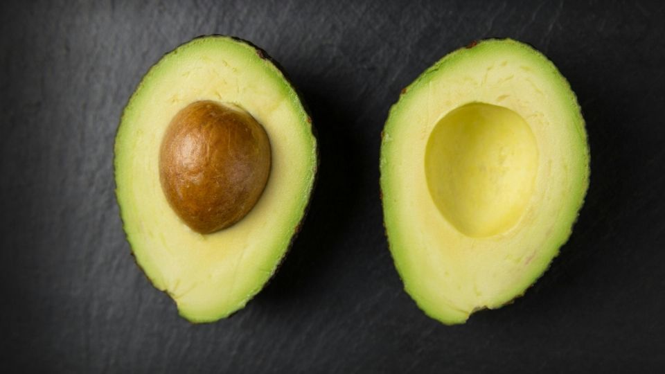 El aguacate aporta vitaminas y minerales como el potasio.