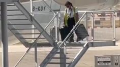 Graban a empleada de aerolínea aventando maletas por las escaleras: VIDEO