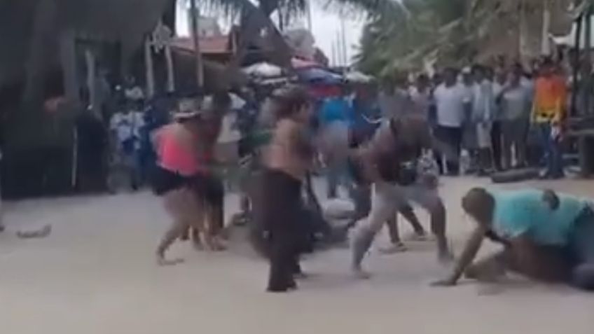 VIDEO turistas arman campal en playa de Mahahual