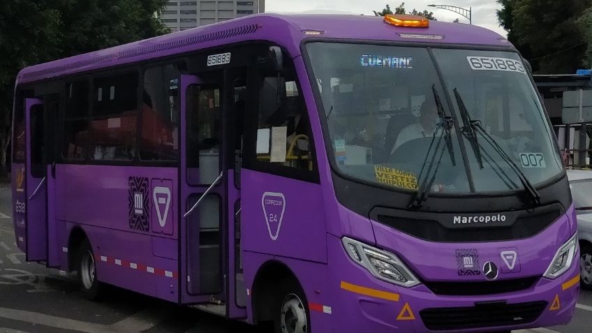 VIDEO ciclista choca contra camión de transporte público por circular en carril confinado; exige detengan al conductor