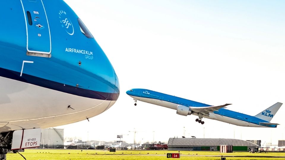 Decenas de aerolíneas han suspendido sus vuelos debido a los errores informáticos.