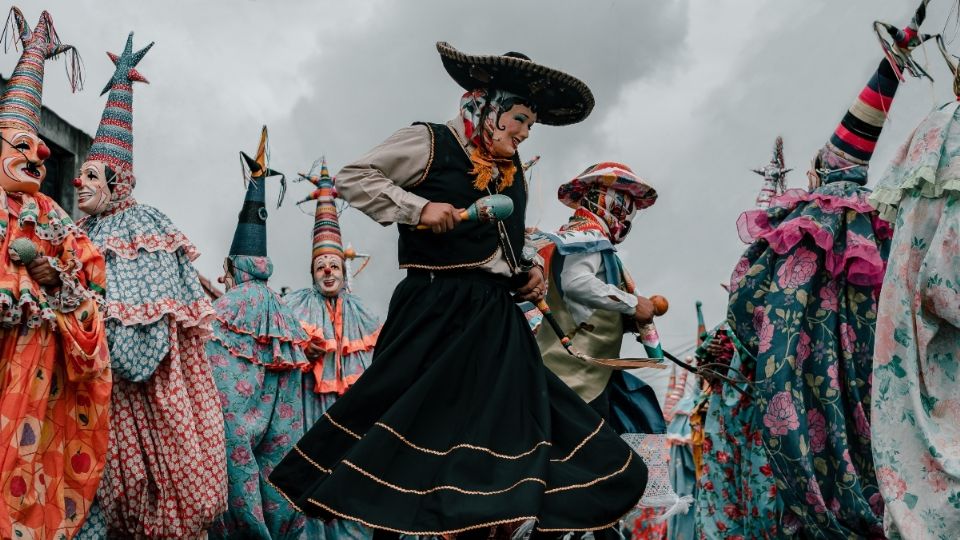 Por la tarde hombres,mujeres y niños ataviados con vestimentas vaqueras o trajes tradicionales se reúnen en la capilla de la Santa Cruz del barrio “El llanito” para llevar a cabo la procesión de “Arrieros y vaqueros”.