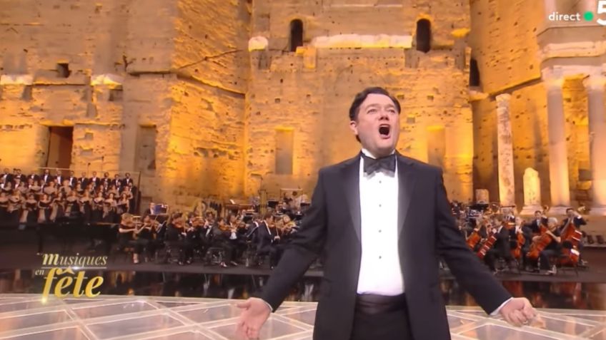 Ovacionan al tenor Arturo Chacón en el teatro romano de Orange en Francia