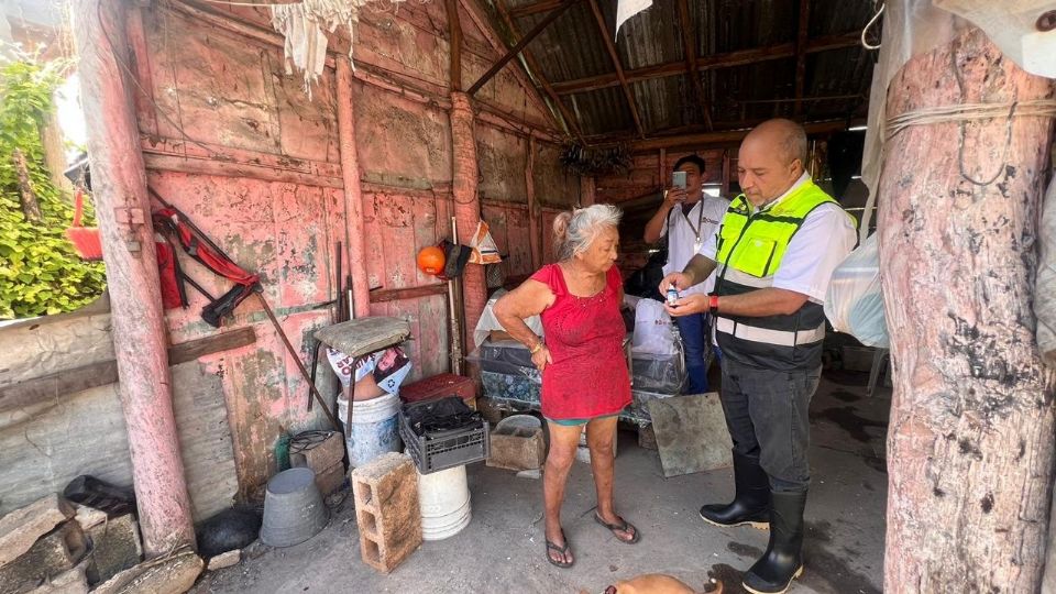 Personal del gobierno del estado realiza visitas en viviendas de los habitantes de distintos municipios.