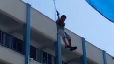 Niño se eleva más de cuatro pisos al tratar de sostener una lona: VIDEO