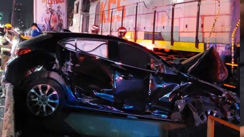 Automovilista se quedada dormido y es impactado por un tren en Monterrey, sobrevive de milagro