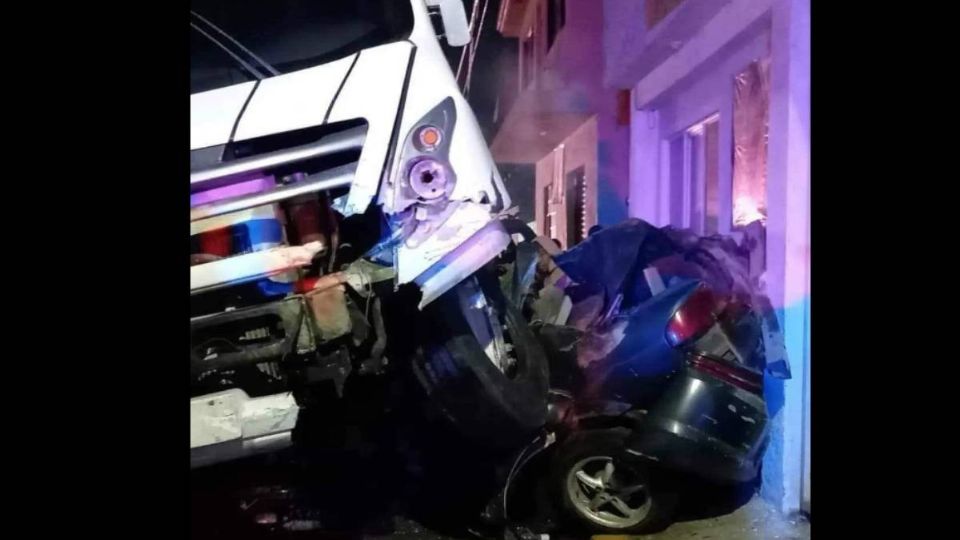 Autobús aplasta auto donde viajaba familia