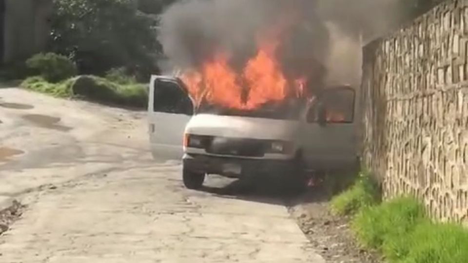 Le prendieron fuego a una de las camionetas que llevaba en su interior troncos de árboles talados.